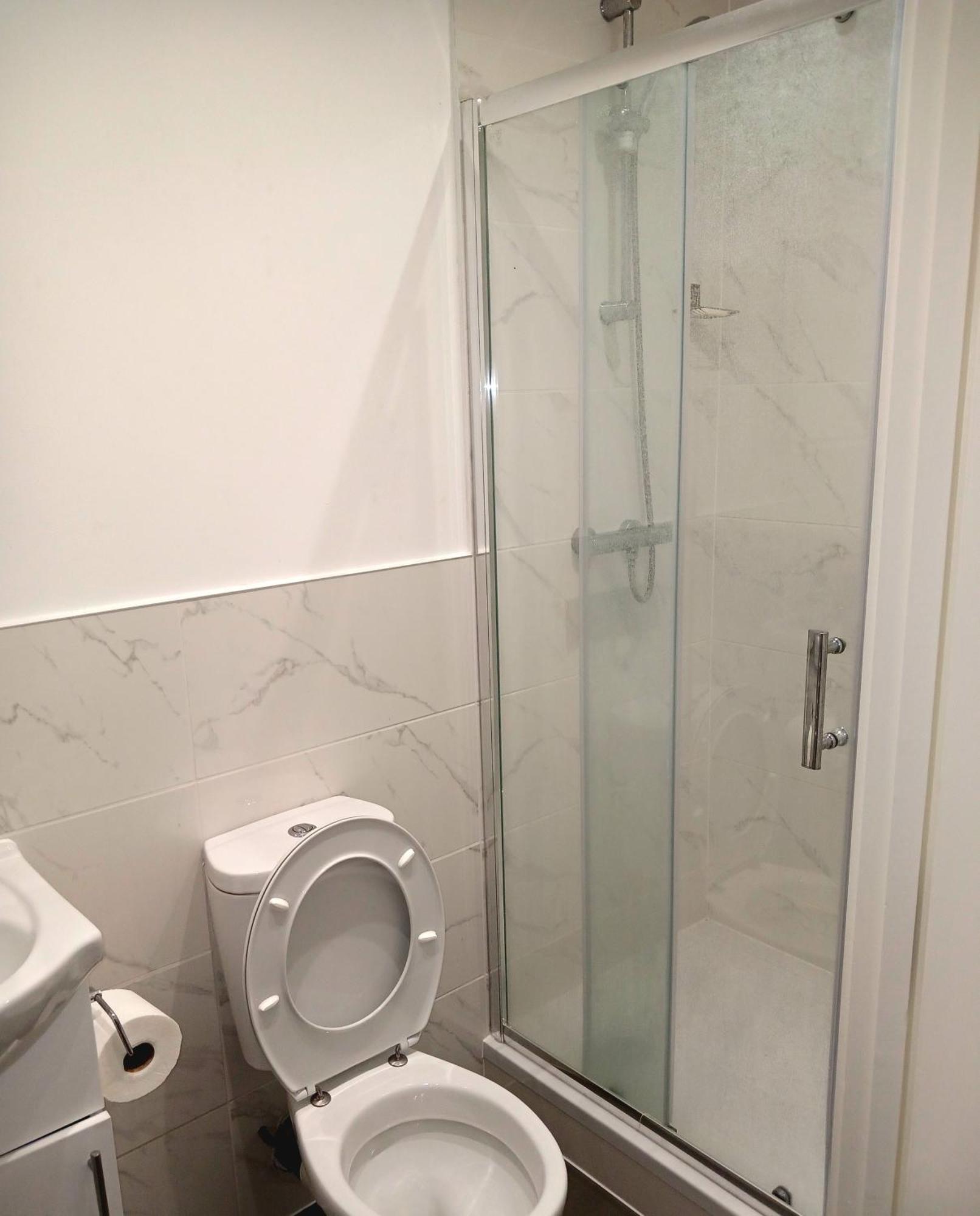 A Beautifully Furnished Master Bedroom In A Shared Apartment Aylesbury  Kültér fotó