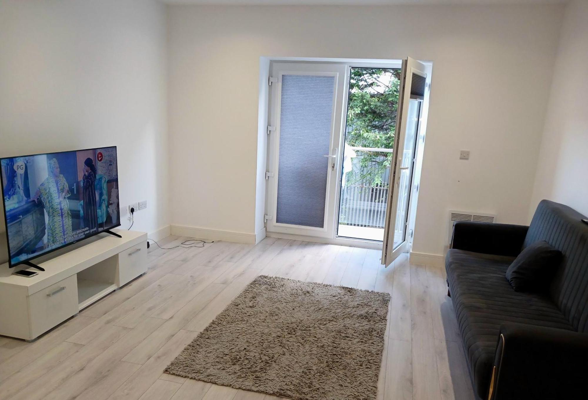 A Beautifully Furnished Master Bedroom In A Shared Apartment Aylesbury  Kültér fotó